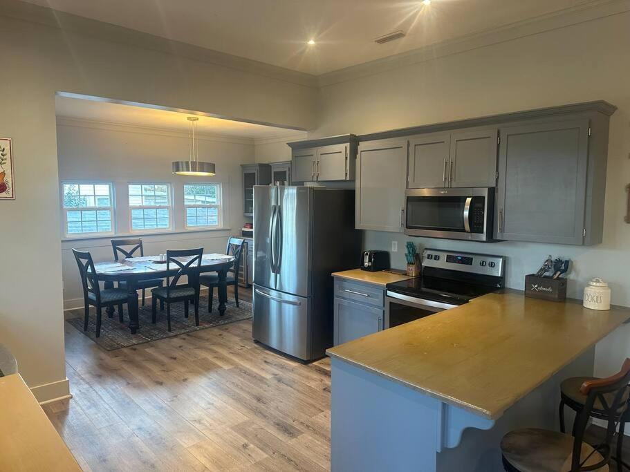 Local With A Side Of Cozy Apartment Ентърпрайз Екстериор снимка