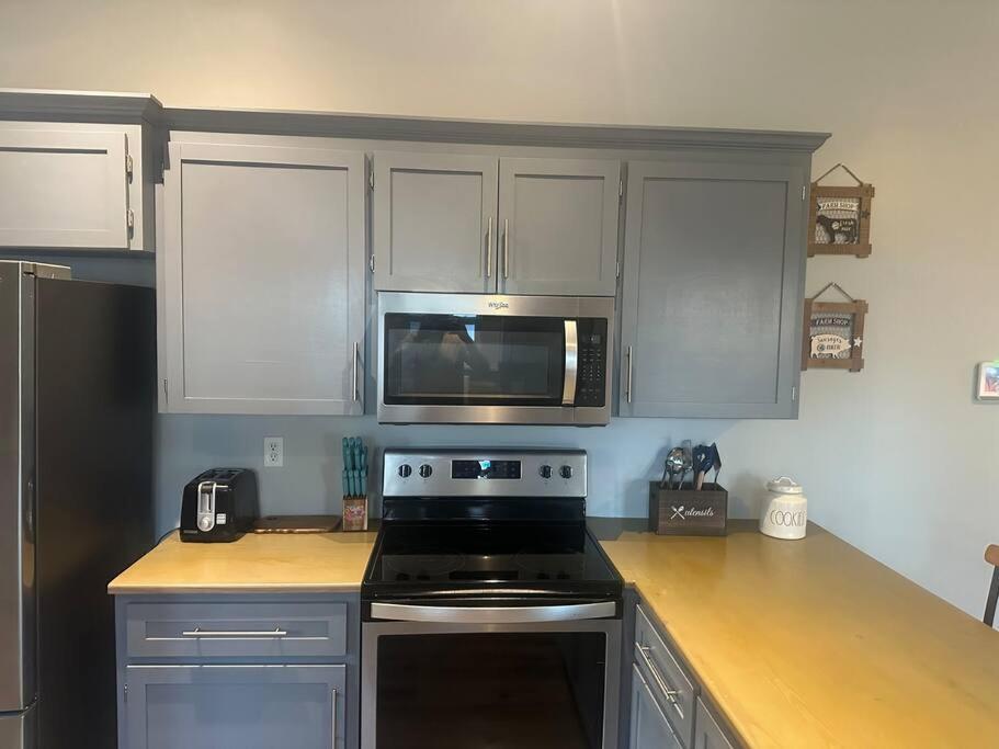 Local With A Side Of Cozy Apartment Ентърпрайз Екстериор снимка
