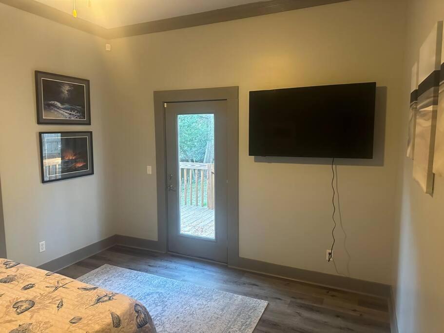 Local With A Side Of Cozy Apartment Ентърпрайз Екстериор снимка