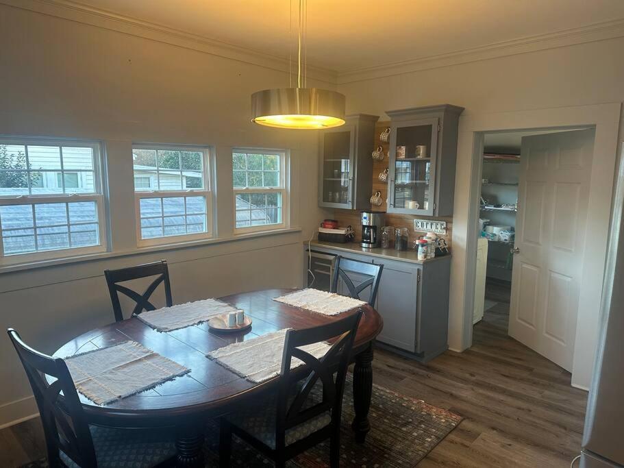 Local With A Side Of Cozy Apartment Ентърпрайз Екстериор снимка
