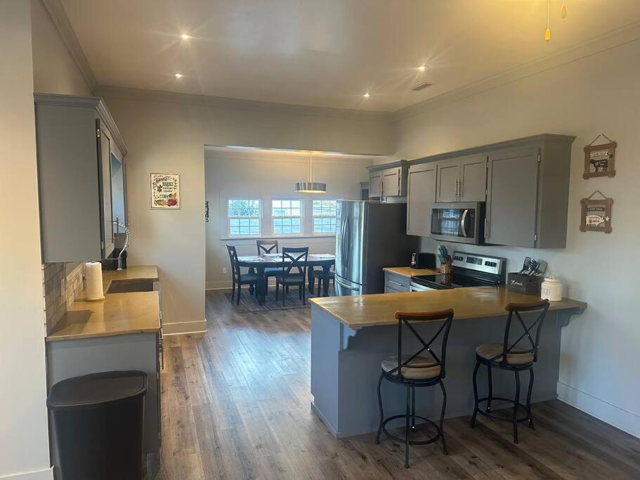 Local With A Side Of Cozy Apartment Ентърпрайз Екстериор снимка
