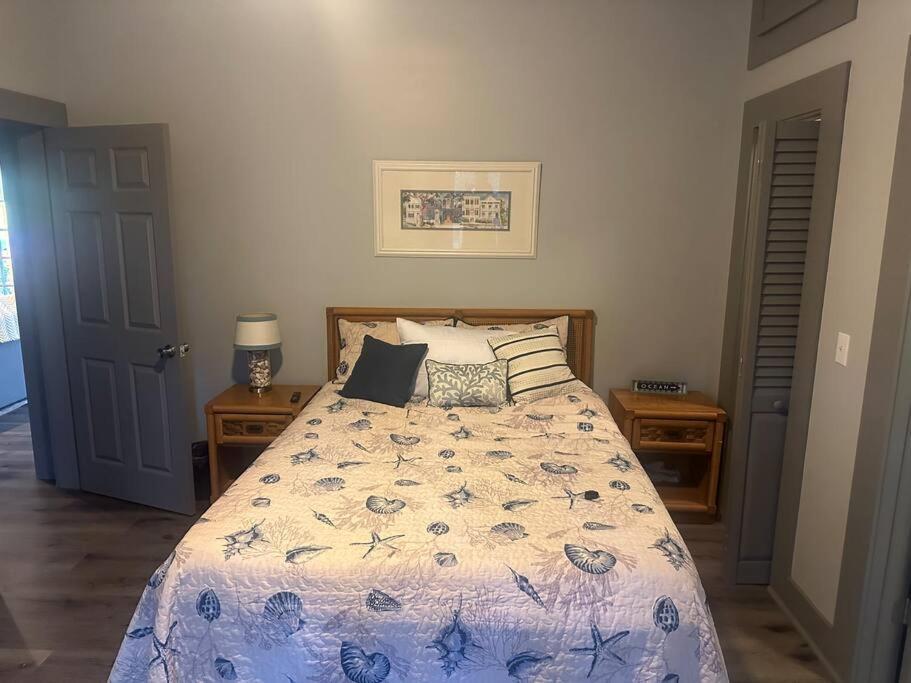 Local With A Side Of Cozy Apartment Ентърпрайз Екстериор снимка
